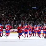 16 avril 2025 ; Montréal, Québec, Canada ; des joueurs des Canadiens de Montréal se rassemblent au centre de la patinoire pour célébrer leur victoire contre les Hurricanes de la Caroline lors de la troisième période au Centre Bell.