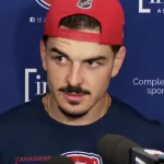 Le défenseur du Canadien de Montréal, Arber Xhekaj, en conférence de presse devant les médias.