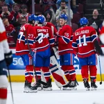 8 janvier 2026; Montréal, Québec, Canada; Les joueurs des Canadiens de Montréal se rassemblent autour du gardien Samuel Montembeault (35) pour célébrer leur victoire contre les Panthers de la Floride au Centre Bell.