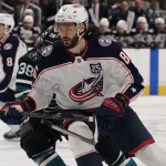 6 janvier 2026 ; San José, Californie, États-Unis ; Kirill Marchenko (86), ailier droit des Columbus Blue Jackets, se lance à la poursuite du palet sous la pression du défenseur des San José Sharks, Mario Ferraro (38), au cours de la troisième période au SAP Center de San José.
