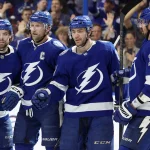 13 avril 2023 ; Tampa, Floride, États-Unis ; Brandon Hagel (38), ailier gauche du Lightning de Tampa Bay, est félicité par les centres Steven Stamkos (91) et Brayden Point (21), le défenseur Nick Perbix (48) et l'ailier gauche Alex Killorn (17) après avoir marqué un but contre les Red Wings de Detroit en troisième période à l'Amalie Arena.