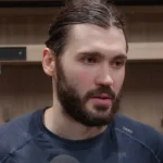 L'attaquant des Blue Jackets de Columbus, Kirill Marchenko, devant les médias.