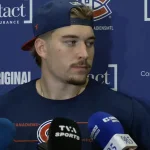 L'attaquant du Canadien de Montréal, Florian Xhekaj, en conférence de presse devant les médias.