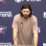 L'attaquant des Blue Jackets de Columbus, Kirill Marchenko, en conférence de presse devant les médias.