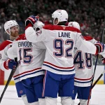 16 janvier 2025 ; Dallas, Texas, États-Unis ; le centre des Canadiens de Montréal, Alex Newhook (15), l'ailier gauche Patrik Laine (92) et le défenseur Lane Hutson (48) célèbrent un but marqué par Newhook contre les Stars de Dallas lors de la troisième période au American Airlines Center.