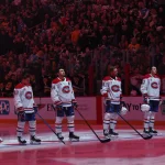 21 décembre 2025; Pittsburgh, Pennsylvanie, États-Unis; L'alignement partant des Canadiens de Montréal (de gauche à droite), comprenant le gardien Jakub Dobes (75), l'ailier droit Cole Caufield (13), le centre Nick Suzuki (14), les défenseurs Mike Matheson (8) et Noah Dobson (53), et l'ailier droit Zachary Bolduc (76), se tient debout pendant l'hymne national canadien contre les Penguins de Pittsburgh au PPG Paints Arena.