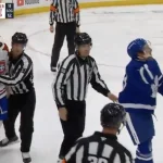 L'attaquant du Canadien de Montréal, Florian Xhekaj, contre les Maple Leafs de Toronto.