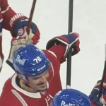 Arber Xhekaj félicite Condotta après son combat au Centre Bell.