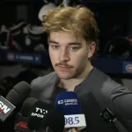 L'attaquant du Canadien de Montréal, Florian Xhekaj, en conférence de presse devant les médias.