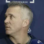 L'entraîneur-chef du Canadien de Montréal, Martin St-Louis, en conférence de presse devant les médias.