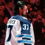 6 février 2024 ; Pittsburgh, Pennsylvanie, États-Unis ; Connor Hellebuyck (37), gardien des Jets de Winnipeg, se lève pour l\'hymne national canadien avant le match contre les Penguins de Pittsburgh à la PPG Paints Arena.