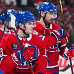 26 avril 2026; Montréal, Québec, Canada; L'ailier droit des Canadiens de Montréal, Cole Caufield (13), observe le jeu aux côtés du centre Nick Suzuki (14) face au Lightning de Tampa Bay durant la deuxième période du quatrième match de la première ronde des séries éliminatoires de la Coupe Stanley 2026 au Centre Bell.