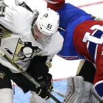 28 septembre 2015; Québec, Québec, Canada; L'ailier droit des Canadiens de Montréal, Brendan Gallagher (11), tombe devant le gardien des Penguins de Pittsburgh, Marc-André Fleury (29), tandis que le défenseur Derrick Pouliot (51) tente de défendre, durant la troisième période au Centre Vidéotron.