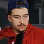 L'attaquant du Canadien de Montréal, Florian Xhekaj, en conférence de presse devant les médias.
