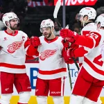 10 janvier 2026; Montréal, Québec, Canada; Dylan Larkin (71), centre des Red Wings de Detroit, célèbre son but contre les Canadiens de Montréal en deuxième période au Centre Bell avec ses coéquipiers.