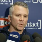 L'entraîneur-chef du Canadien de Montréal, Martin St-Louis, en conférence de presse devant les médias.