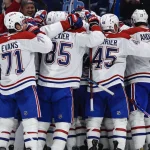 19 avril 2026 ; Tampa, Floride, États-Unis ; L\'attaquant des Canadiens de Montréal Juraj Slafkovsky (20) et ses coéquipiers célèbrent le but décisif marqué contre le Lightning de Tampa Bay lors de la prolongation du premier match du premier tour des séries éliminatoires de la Coupe Stanley 2026, à la Benchmark International Arena.