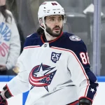 20 novembre 2025 ; Toronto, Ontario, Canada ; Kirill Marchenko (86), ailier droit des Columbus Blue Jackets, patine lors de l\'échauffement précédant le match contre les Maple Leafs de Toronto à la Scotiabank Arena.