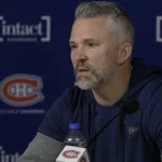 L'entraîneur-chef du Canadien de Montréal, Martin St-Louis, en conférence de presse devant les médias.