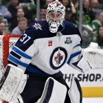 2 février 2026 ; Dallas, Texas, États-Unis ; Connor Hellebuyck (37), gardien des Jets de Winnipeg, fait face à l\'attaque des Stars de Dallas au cours de la deuxième période à l\'American Airlines Center.
