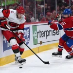27 mai 2026; Montréal, Québec, Canada; le défenseur des Hurricanes de la Caroline, Alexander Nikishin (21), dépasse le défenseur des Canadiens de Montréal, Alexandre Carrier (45), durant la deuxième période du quatrième match de la finale de l'Association de l'Est des séries éliminatoires de la Coupe Stanley 2026 au Centre Bell.