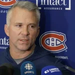 L'entraîneur-chef du Canadien de Montréal, Martin St-Louis, en conférence de presse devant les médias.
