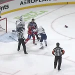 Bataille entre Florian Xhekaj, du Canadien de Montréal, et Dakota Mermis, des Maple Leafs de Toronto, au Centre Bell.