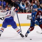 21 décembre 2022 ; Denver, Colorado, États-Unis ; le centre de l'Avalanche du Colorado, Evan Rodrigues (9), contrôle la rondelle tandis que le défenseur des Canadiens de Montréal, Kaiden Guhle (21), tente de la défendre en prolongation à la Ball Arena.