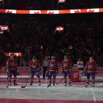 1er avril 2025 ; Montréal, Québec, Canada ; joueurs des Canadiens de Montréal et des Panthers de la Floride pendant l\'hymne national au Centre Bell.