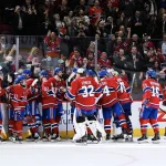 Joueurs du Canadien de Montréal qui célèbrent la victoire, dont Jacob Fowler et Alexandre Texier.