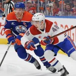 6 mars 2025 ; Edmonton, Alberta, Canada ; Le défenseur des Canadiens de Montréal Lane Hutton (48) et l\'attaquant des Oilers d\'Edmonton Connor McDavid (97) cherchent une rondelle libre au cours de la première période au Rogers Place.