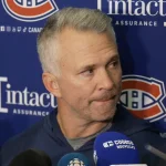 L'entraîneur-chef du Canadien de Montréal, Martin St-Louis, en conférence de presse devant les médias.