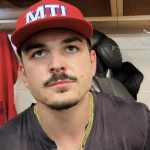 Le défenseur du Canadien de Montréal, Arber Xhekaj, en conférence de presse devant les médias.