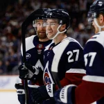18 janvier 2025 ; Denver, Colorado, États-Unis ; l'ailier gauche de l'Avalanche du Colorado, Jonathan Drouin (27), célèbre son but avec le défenseur Calvin de Haan (44) et le centre Casey Mittelstadt (37) en deuxième période contre les Stars de Dallas à la Ball Arena.