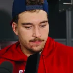 L'attaquant du Canadien de Montréal, Florian Xhekaj, en conférence de presse devant les médias.
