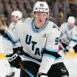 19 avril 2026 ; Las Vegas, Nevada, États-Unis ; Logan Cooley (92), centre des Utah Mammoth, s\'échauffe avant le coup d\'envoi du premier match du premier tour des séries éliminatoires de la Coupe Stanley 2026 contre les Vegas Golden Knights à la T-Mobile Arena.