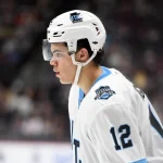 29 septembre 2024 ; Denver, Colorado, États-Unis ; l'attaquant du Utah Hockey Club, Tij Iginla (12), attend une mise au jeu lors de la troisième période contre l'Avalanche du Colorado à la Ball Arena.
