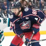 16 janvier 2025 ; Columbus, Ohio, États-Unis ; Kirill Marchenko (86), ailier droit des Columbus Blue Jackets, tire le palet face aux défenseurs des San Jose Sharks, Mario Ferraro (38) et Timothy Liljegren (37), lors de la troisième période à la Nationwide Arena, le jeudi 16 janvier 2025 à Columbus, dans l\'Ohio.