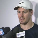 L'attaquant des Jets de Winnipeg, Mark Scheifele, en conférence de presse devant les médias.