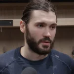 L'attaquant des Blue Jackets de Columbus, Kirill Marchenko, en conférence de presse devant les médias.