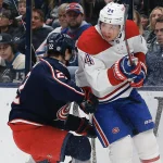 13 avril 2022 ; Columbus, Ohio, États-Unis ; Jake Bean (22), défenseur des Blue Jackets de Columbus, plaque Tyler Pitlick (24), ailier droit des Canadiens de Montréal, au cours de la première période à la Nationwide Arena.