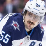 3 janvier 2026 ; Ottawa, Ontario, Canada ; Mark Scheifele (55), centre des Jets de Winnipeg, se met en position pour une mise en jeu au cours de la deuxième période du match contre les Sénateurs d\'Ottawa au Canadian Tire Centre.