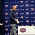 Le directeur général du Canadien de Montréal, Kent Hughes, en conférence de presse devant les médias.