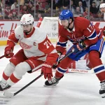 8 avril 2025 ; Montréal, Québec, Canada ; L\'attaquant des Red Wings de Détroit, Dylan Larkin (71), joue le palet tandis que l\'attaquant des Canadiens de Montréal, Josh Anderson (17), exerce un forecheck au cours de la deuxième période au Centre Bell.