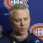 L'entraîneur-chef du Canadien de Montréal, Martin St-Louis, en conférence de presse devant les médias.