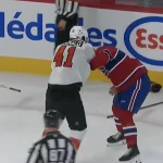 Luke Tuch, alors avec le Canadien de Montréal, qui jette les gants contre les Flyers de Philadelphie.