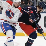 17 novembre 2025 ; Columbus, Ohio, États-Unis ; le défenseur des Blue Jackets de Columbus, Jake Christiansen (2), plaque l'ailier droit des Canadiens de Montréal, Joshua Roy (89), pour lui prendre la rondelle durant la troisième période à la Nationwide Arena.