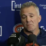 L'entraîneur-chef du Canadien de Montréal, Martin St-Louis, en conférence de presse devant les médias.
