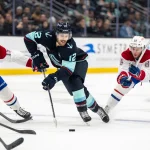 12 mars 2025 ; Seattle, Washington, États-Unis ; l\'attaquant du Kraken de Seattle Tye Kartye (12) patine face aux attaquants des Canadiens de Montréal Joshua Roy (89) et Alex Newhook (15) au Climate Pledge Arena.