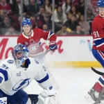 9 décembre 2025; Montréal, Québec, Canada; L'attaquant des Canadiens de Montréal, Oliver Kapanen (91), marque un but contre le gardien du Lightning de Tampa Bay, Jonas Johansson (31), en deuxième période au Centre Bell.